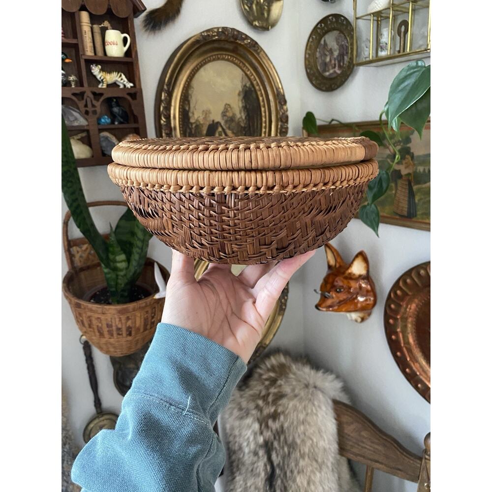 Vintage Woven Sewing Basket With Lid Round Vintage Basket - Picture 2 of 6